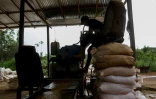 Un homme travaille dans une mine d'or artisanale à El Dorado, dans l'Etat de Bolivar, le 25 mai 2025 au Venezuela