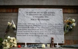 Plaque en mémoire des victimes de tirs au café La Belle Equipe, à Paris le 13 novembre 2017