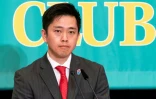 Le co-dirigeant du Parti japonais pour l'innovation (JIP, ou Ishin), Hirofumi Yoshimura, participe à un débat avec les dirigeants d'autres partis politiques au Club national de la presse japonaise à Tokyo, le 2 juillet 2025