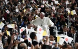 Le pape François salue la foule de fidèles à son arrivée au Tokyo Dome Stadium pour y célébrer une messe, le 25 novembre 2019