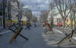 Des obstacles métalliques jonchent une rue d'Odessa (sud de l'Ukraine) qui se prépare à une éventuelle attaque des forces russes, le 13 mars 2022