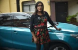 La députée élue Maria Clemente Garcia (c) pose devant son taxi à Mexico, le 25 juin 2021