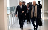 Le haut-commissaire au Plan et patron du (MoDem) François Bayrou (G) et son avocat Pierre Cornut-Gentille arrivent au tribunal correctionnel de Paris, le 16 octobre 2023
