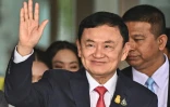 L'ancien Premier ministre thaïlandais Thaksin Shinawatra salue ses soutiens, le 22 août 2023 à Bangkok