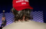 Un participant à la conférence CPAC porte une casquette siglée "Barron Trump 2044", du nom du plus jeune fils du président américain, à Grapevine, au Texas, le 26 mars 2026