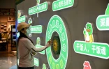 Une femme visite une exposition consacrée à Pepe The Frog, symbole de la désillusion de la jeunesse chinoise, dans un centre commercial de Pékin, le 29 mai 2021