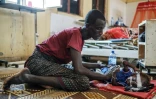 Abdullahi Gorane et son fils souffrant de malnutrition à l'hôpital de Gode, le 6 avril 2022 en Ethiopie
