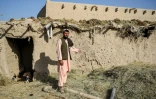 Le fermier Atta Jan montre le mur criblé de balles de sa maison du village de Deh Qubat de la province de Kandahar, le 27 septembre 2020
