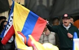 Le président colombien Gustavo Petro agite le drapeau national à l'occasion de son discours, le 1er mai à Bogota