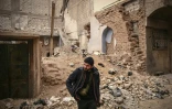 Le photographe syrien Sameer al-Doumy dans une rue de son ancien quartier à Douma, près de Damas, le 22 décembre 2024