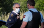 Le préfet de Dordogne Frédéric Périssat (g) s'entretient avec un gendarme le 31 mai 2021 à Le Lardin-Saint-Lazare