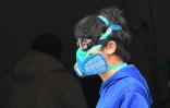 Un piéton porte un masque de protection et des lunettes de piscine le 24 mars à Monterey Park, en Californie
