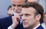 L'ancien Premier mininistre français Edouard Philippe (L) regarde le président-candidat à sa réélection Emmanuel Macron lors d'une visite au port du Havre, nord-ouest, le 14 avril 2022