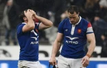 Le demi-d'ouverture Camille Lopez (g) et le troisième ligne aile Wenceslas Lauret dépités après la défaite du XV de France face aux Gallois, au Stade de France, le 1er février 2019