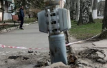 La queue inexplosée d'une roquette est fichée dans une rue de Lysychansk, dans la région de Lougansk, le 11 avril 2022.
