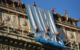 Début de l'empaquetage de l'Arc de Triomphe, oeuvre posthume de Christo, le 12 septembre 2021 à Paris