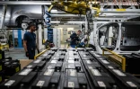 Des salariés travaillent dans un atelier d'assemblage de véhicules Stellantis, le 27 octobre 2022 à Hordain, dans le nord de la France