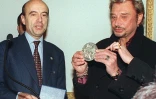 Le maire de Bordeaux, Alain Juppé, remet la médaille de "Bordeaux Ville d'art" à Johnny Hallyday, le 28 novembre à la mairie de Bordeaux