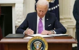 Le président Biden signe des décrets relatifs à la crise sanitaire à la Maison Blanche, le 21 janvier 2021