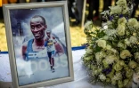 Une photo du marathonien kényan Kelvin Kiptum, exposé le 22 février 2024 à Eldoret, à la veille de ses funérailles nationales