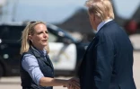 Le président américain Donald Trump (d) et sa ministre de la Sécurité intérieure Kirstjen Nielsen en visite à la frontière mexicaine, le 5 avril 2019 à El Centro (Californie)