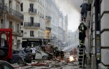 Une femme est évacuée après l'explosion rue de Trévise dans le 9e arrondissement de Paris le 12 janvier 2019