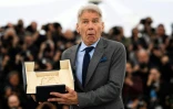 L'acteur américain Harrison Ford avec sa Palme d'or d'honneur lors du 76e Festival de Cannes, le 19 mai 2023