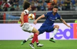 Le milieu français d'Arsenal Matteo Guendouzi (g) face à son compatriote de Chelsea Olivier Giroud, en finale de la Ligue Europa, le 29 mai 2019 à Bakou 