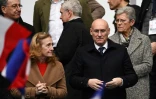 Bernard Laporte (en costume sombre et cravate), le président de la Fédération française de rugby élu samedi vice-président de World Rugby, assiste au match du Tournoi des Six Nations entre la France et l'Angleterre le 2 février 2020 au Stade de France à Saint-Denis près de Paris