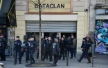 Des officiers de police devant la salle de spectacles du Bataclan à Paris le 17 mars 2016 alors qu'une commission d'enquête parlementaire visite les lieux