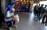 Un Libanais tient un sac de pain dans la capitale Beyrouth, le 29 juillet 2022