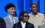 Les basketteurs français Zaccharie Risacher (G) et Alex Sarr (D) posent pour une photo lors de la Draft NBA le 26 juin 2024