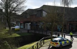 Des policiers devant le centre commercial  de Salisbury, à 140 km au sud-ouest de Londres où ont été retrouvés un homme et une femme inconscients, le 6 mars 2018,