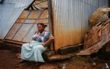 Une femme devant sa boutique détruite dans le village de Bouyouni, à Mayotte, le 19 décembre 2024, après le passage du cyclone Chido
