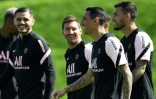 La joie de l'Argentin Lionel Messi (c), nouvelle recrue du Paris Saint-Germain, entouré de ses compatriotes Mauro Icardi, Angel Di Maria et Leandro Paredes, le 13 août 2021 au Camp des Loges à Saint-Germain-en-Laye, lors de l'entraînement