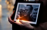 Un portrait de l'opposant russe Alexeï Navalny, mort en prison, tenu lors d'une marche pour le deuxième anniversaire de l'invasion russe en Ukraine, le 24 février 2024 à Paris