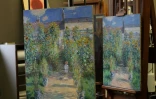 Deux versions du tableau de Claude Monet intitulé "Le jardin de l'artiste à Vétheuil" à la National Gallery of Art, le 17 mai 2018 à Washington