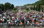 Des fidèles écoutent la messe célébrée par le pape François à Sainte-Anne-de-Beaupré, le 28 juillet 2022 au Québec