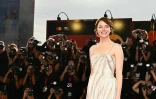 L'actrice américaine Emma Stone sur le tapis rouge avant la projection du film "Bugonia" à la 82e Mostra de Venise, au Lido de Venise, le 28 août 2025