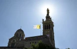 Le drapeau du Vatican devant la basilique de Notre-Dame de la Garde à l'occasion de la visite du pape François à Marseille, le 22 septembre 2023