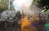 La police anti-émeutes essaie de disperser un rassemblement pro-démocratie le 17 novembre 2020 à Bangkok