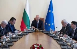 Le Premier ministre bulgare Roumen Radev  (c)lors d'une réunion d'urgence après que deux navires commerciaux ont été frappés par des drones dans la zone économique exclusive de la Bulgarie en mer Noire, le 6 octobre 2026 à Sofia