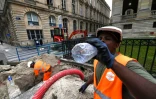 Des ouvriers travaillent dans la chaleur à Bordeaux, le 24 juin 2019