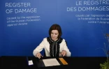 La présidente moldave signe un accord sur la création d'un "Registre des dommages causés par l'agression de la Fédération de Russie contre l'Ukraine", le 17 mai 2023 à Reykjavik, en marge d'un sommet du Conseil de l'Europe en Islande