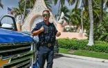 Des membres des forces de l'ordre le 9 août 2022 devant la résidence de l'ancien président Donald Trump à Mar-A-Lago, Palm Beach, en Floride