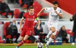 Le milieu de terrain de Liverpool, James Milner, tente de déborder son homologue du Real Madrid, Marco Asencio, lors de leur quart de finale retour de la Ligue des Champions, le 14 avril 2021 à Liverpool