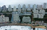 Vue aérienne du développement urbain effréné à Reñaca et de l'immeuble Euromarina II, avec un trou sous ses fondations, à Viña del Mar, Chili, le 12 juin 2024