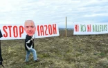 Un militant d'Attac manifeste sur le site où Amazon veut implanter un entrepôt de près de 40.000m2 à Fournes, dans le sud-est de la France le 30 janvier 2021