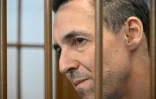 Le Français Laurent Vinatier, accusé de ne pas s'être enregistré en tant qu'"agent de l'étranger", dans la cage des accusés lors d'une audience au tribunal du district de Zamoskvoretsky à Moscou, le 3 septembre 2024