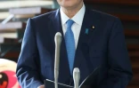 Le Premier ministre japonais Yoshihide Suga fait une déclaration après des tirs de missiles nord-coréens, le 25 mars 2021 à Tokyo